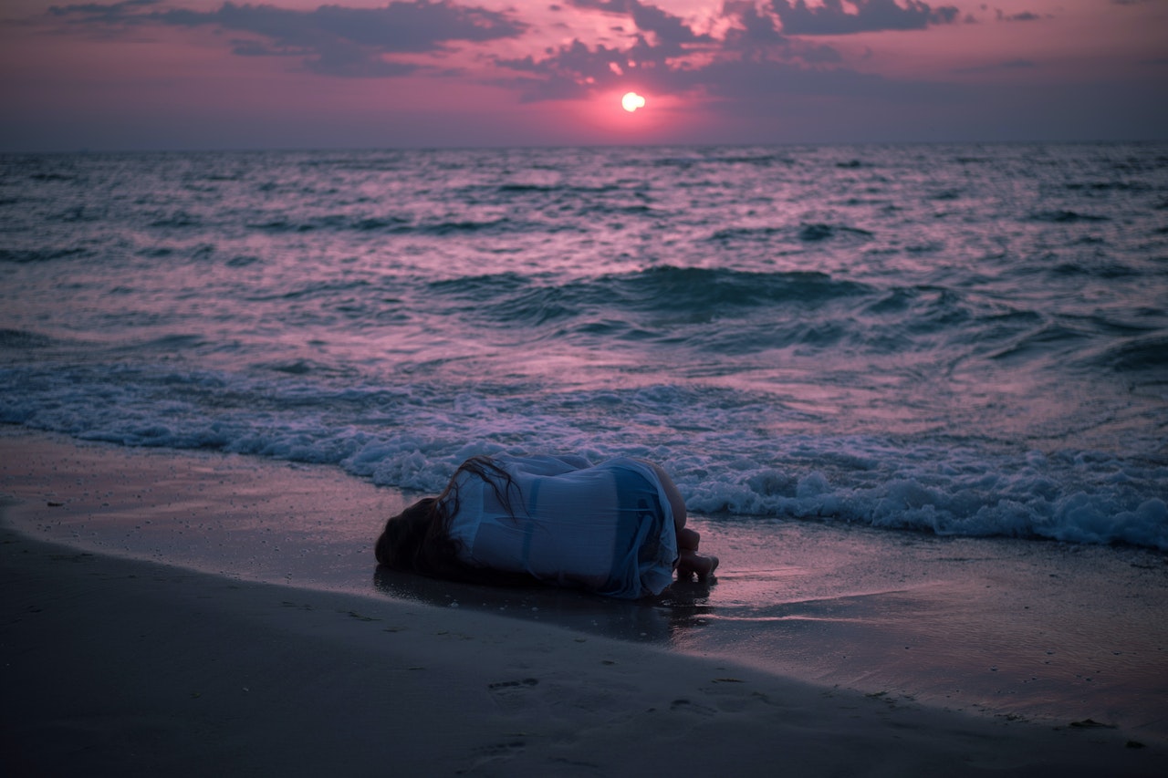 KObieta z depresją na plaży.