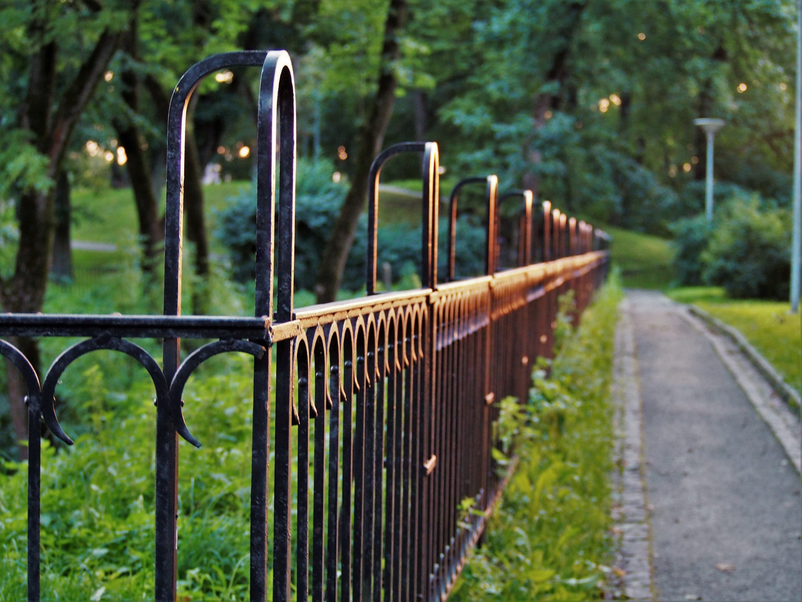 Stwórz ogrodzenie idealne – wybierz jakościowe sztachetki metalowe do jego budowy