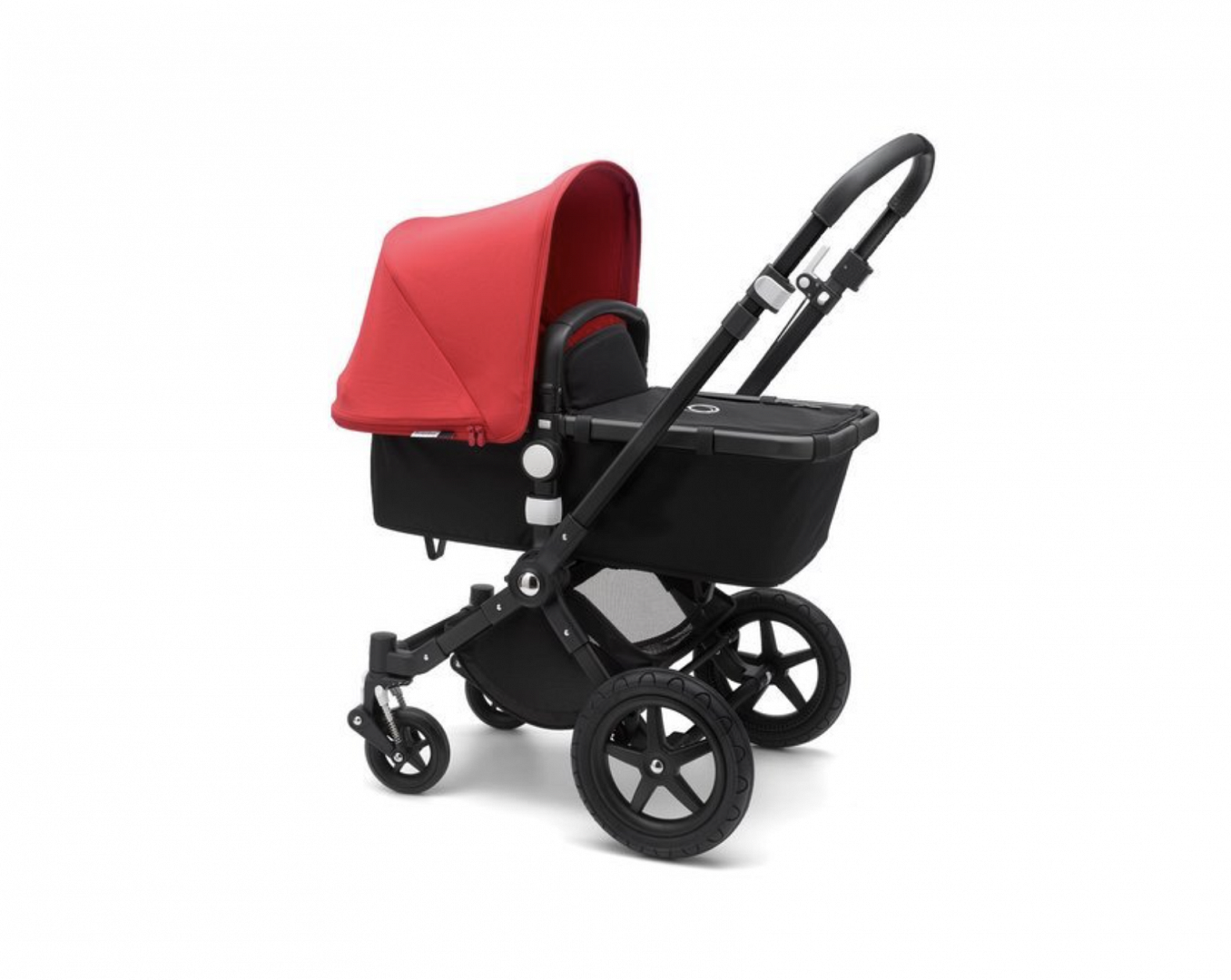 Czarno-czerwony wózek odpowiednio dopasowany dla małego dziecka